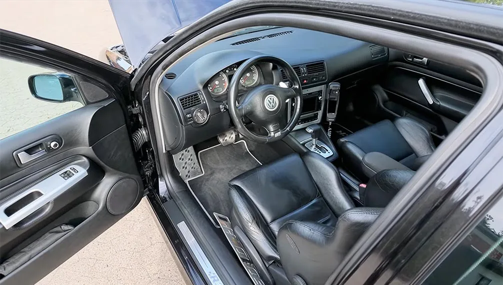 VW Golf 4 R32 interior
