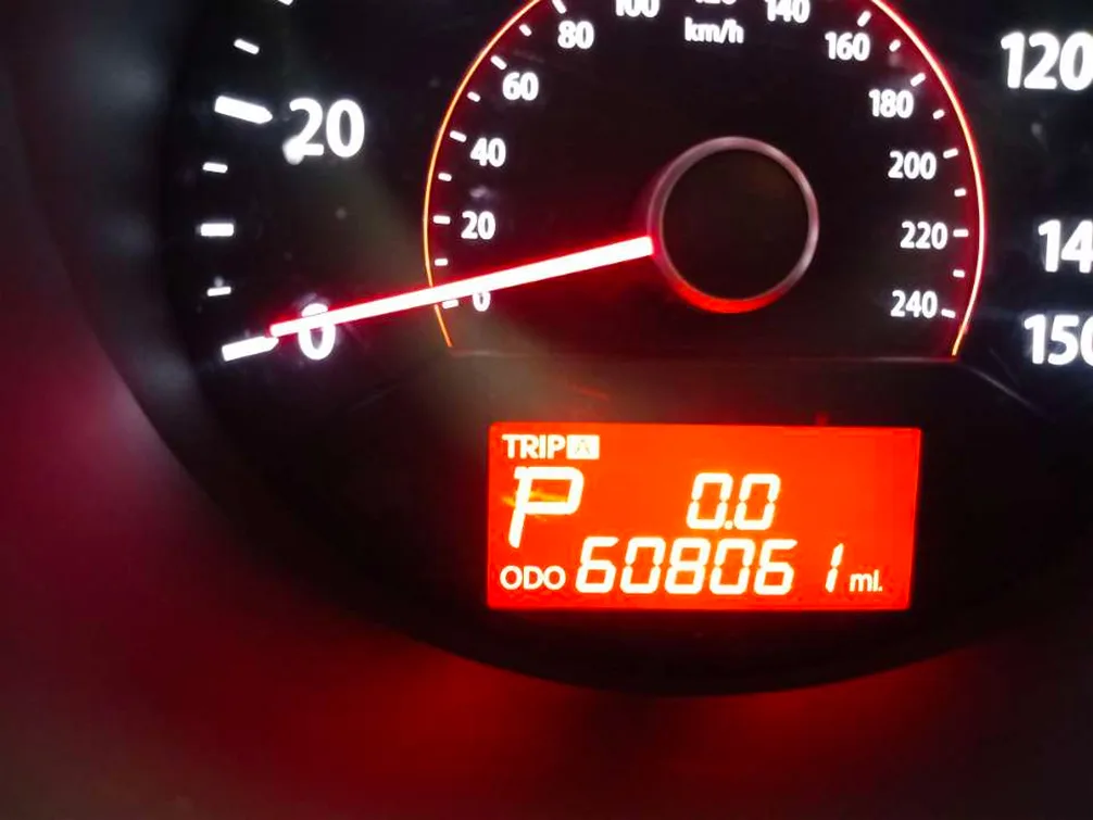 Kia Sorento odometer at 608,061 miles